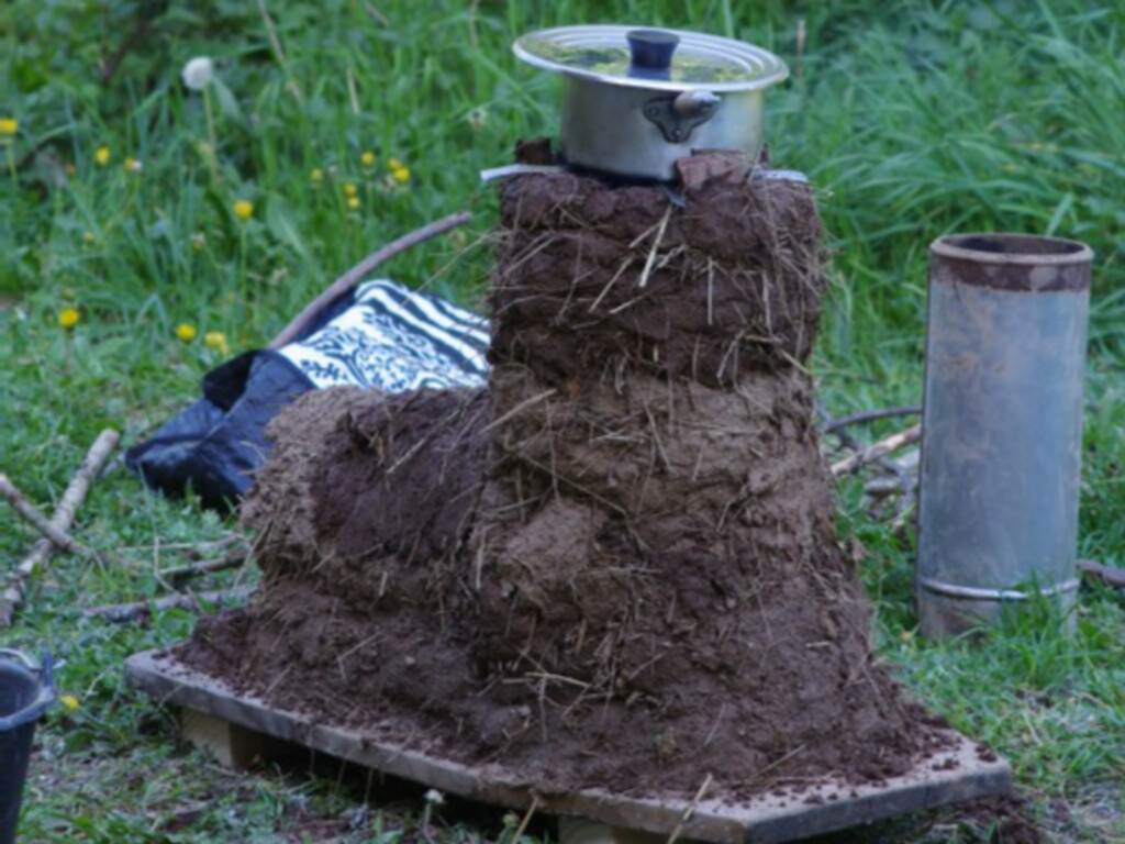 Cuisinière terre paille (rocket stove)